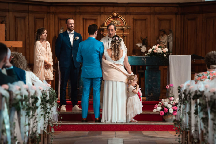 Les mariés à l'église durant la cérémonie