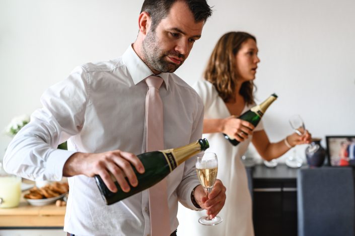 Les mariés servent du champagne