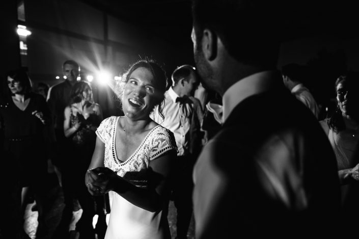 La mariée danse pendant la soirée