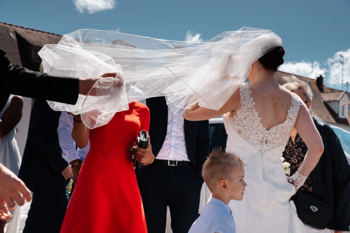 Le voile de la mariée s'envole devant la mairie