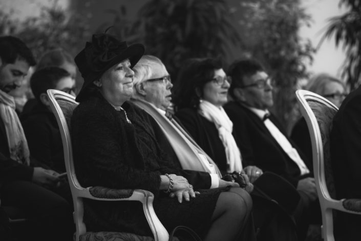 Une invitée pleure durant la cérémonie civile