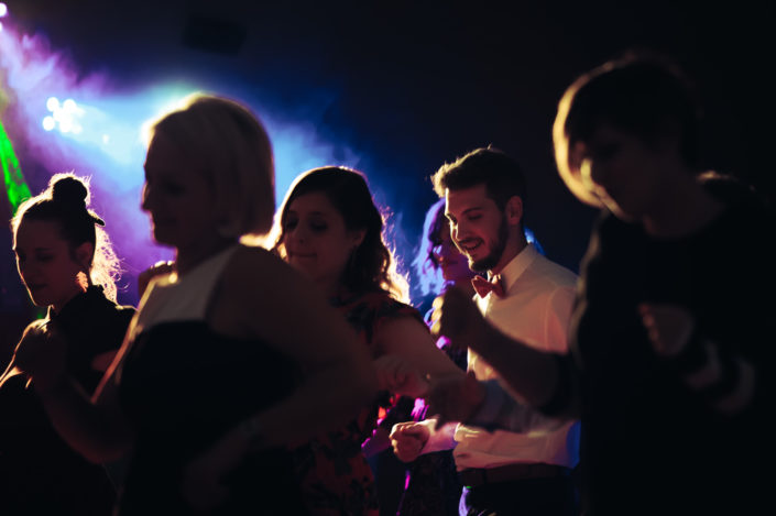 Un invité danse pendant la soirée du mariage