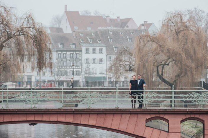 Mariés posant sur une passerelle de Strasbourg