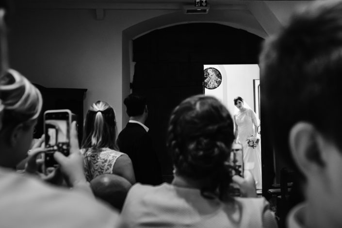 La mariée jette un coup d'oeil à l'intérieur de l'église