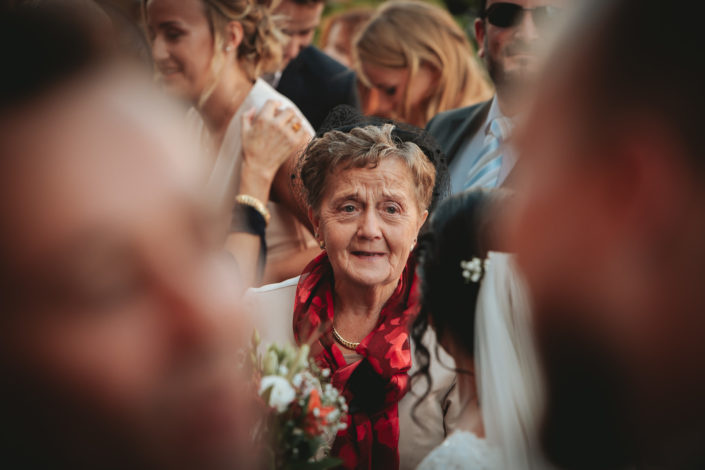 Une invitée regarde la mariée
