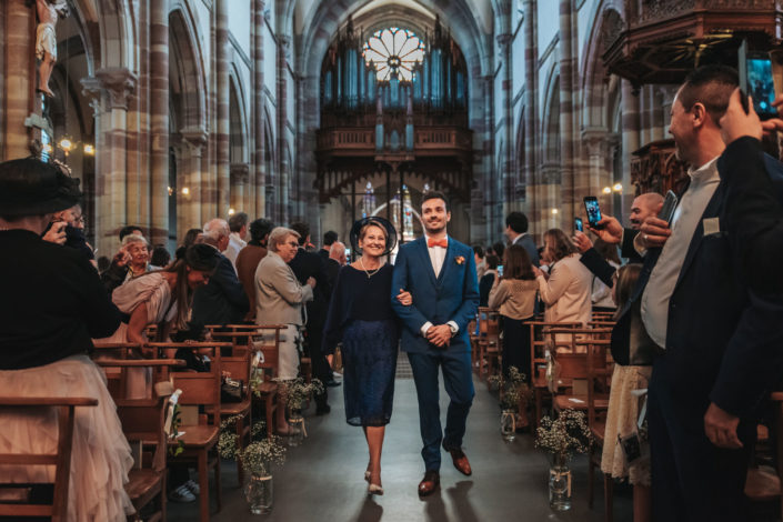 Le marié entre dans l'église avec sa mère