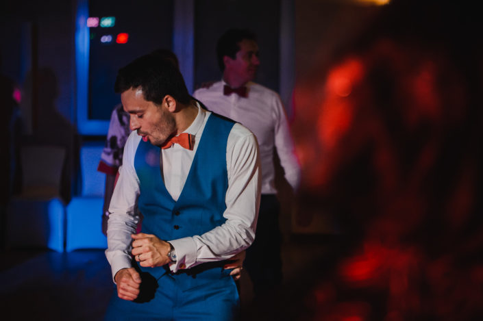 Le marié danse durant la soirée du mariage