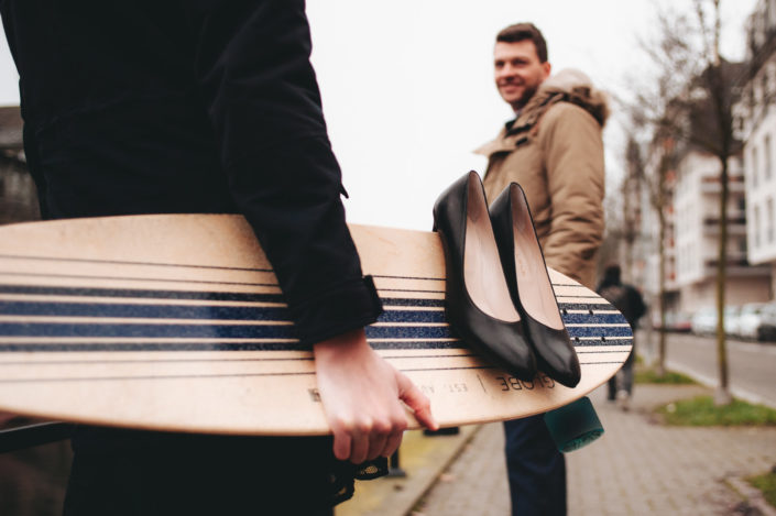 Chaussures de la mariée sur un skateboard
