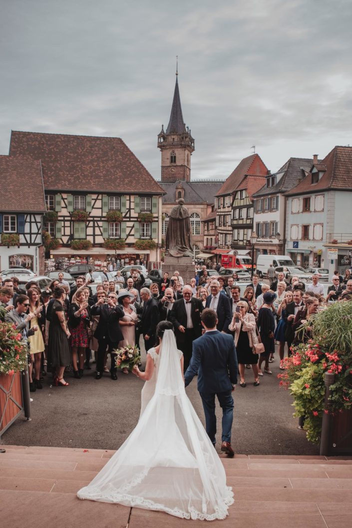 Les mariés sortent de l'église d'Obernai